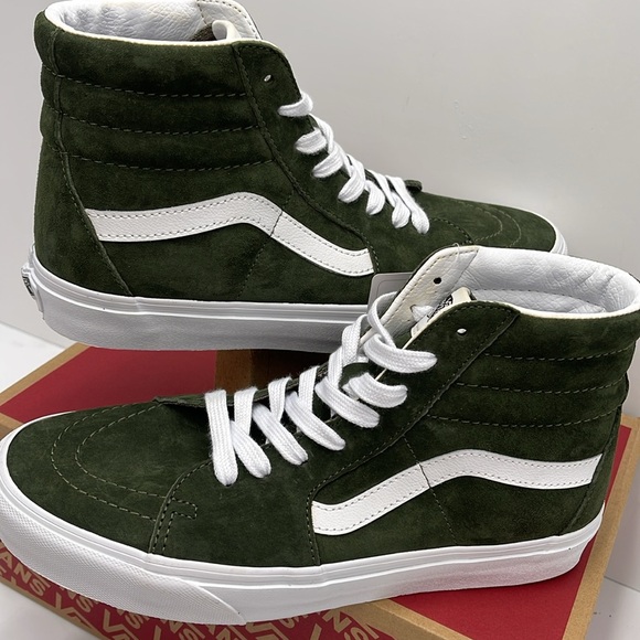 Vans WMNS Sk8-Hi Pig Suede Grape Leaf
VN0A&BVTS0K
SNEAKERS - Picture 10 of 16